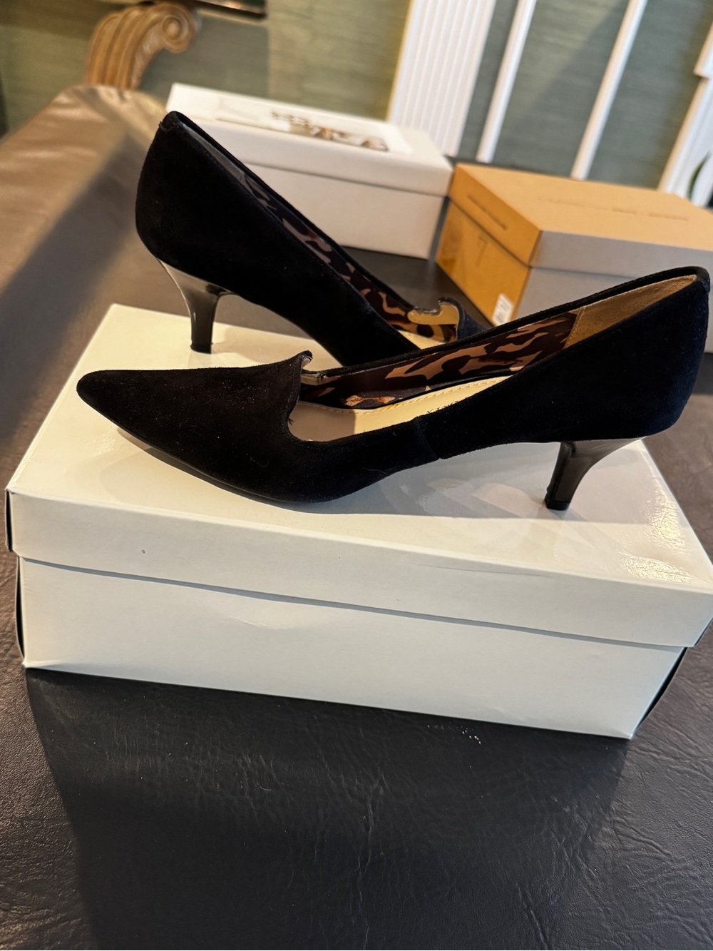 Anne Klein Black Suede Pointed-Toe Women's Kitten Heel Pumps. NIB